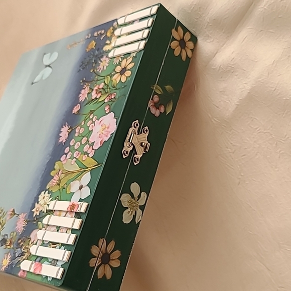 HANDCRAFTED & DECORATED FENCED IN GARDEN WOODEN BOX - Picture 11 of 14